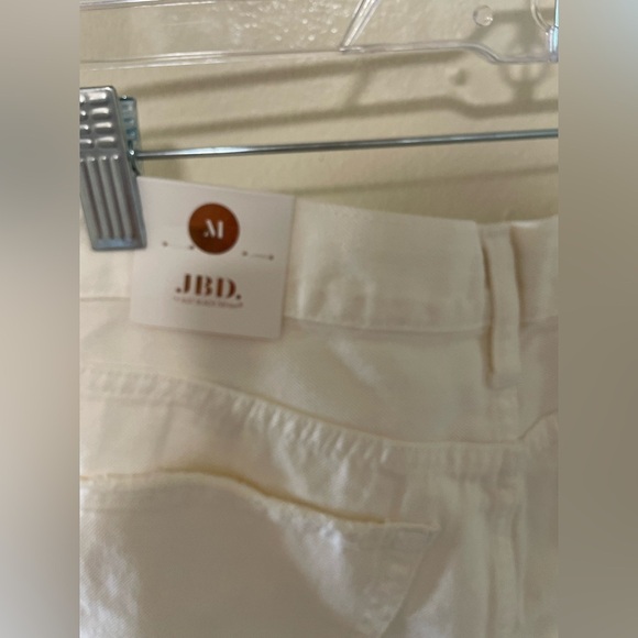 ✨NWT JBD White Denim Distressed Shorts Size M - Picture 13 of 13